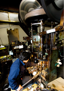 年季が必要な社章作り